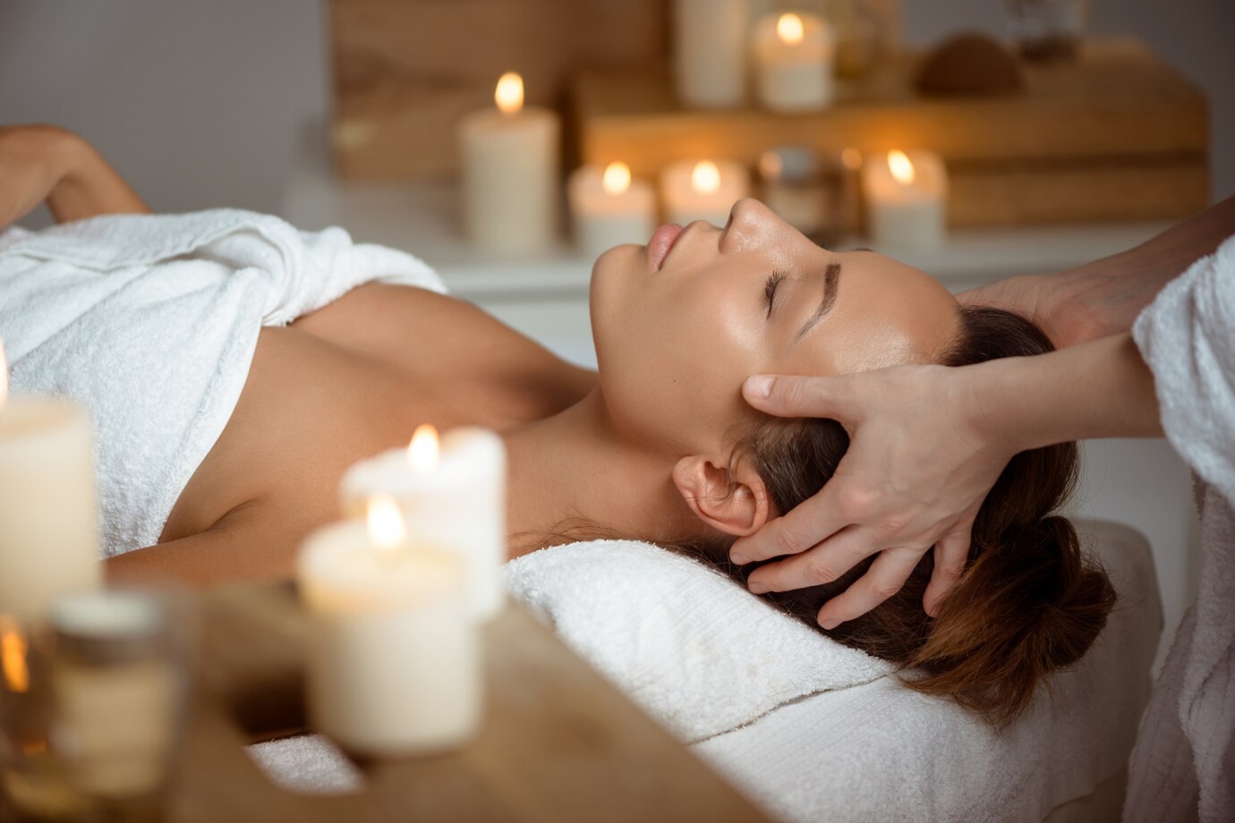jeune-femme-ayant-massage-du-visage-relaxant-dans-salon-spa_176420-7546